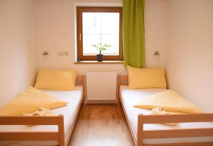 شقة غرفتين, Valerie