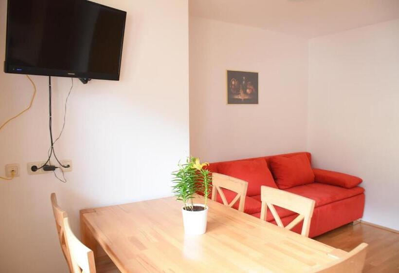 شقة غرفتين, Valerie