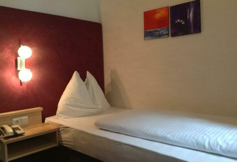 Номер Стандарт Индивидуальный, Zum Toni