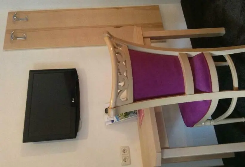 Standard Yhden Hengen Huone, Zum Toni