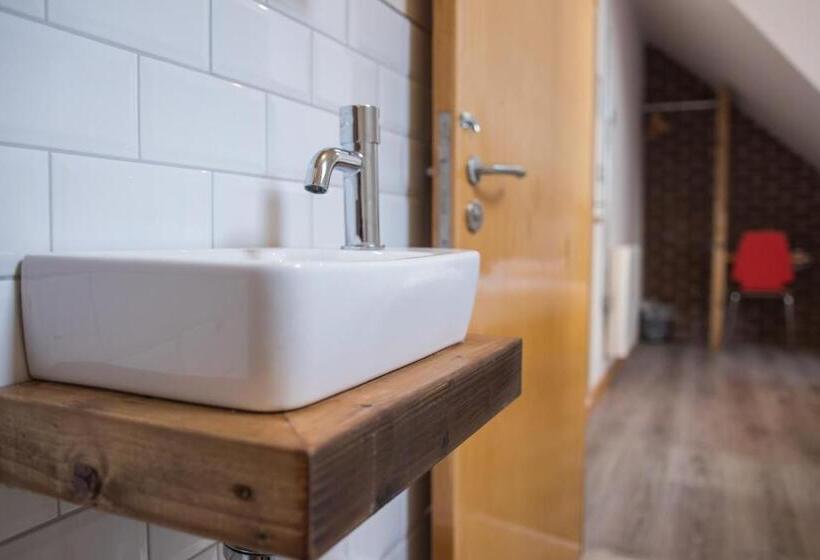 家庭间, The Nest Boutique Hostel