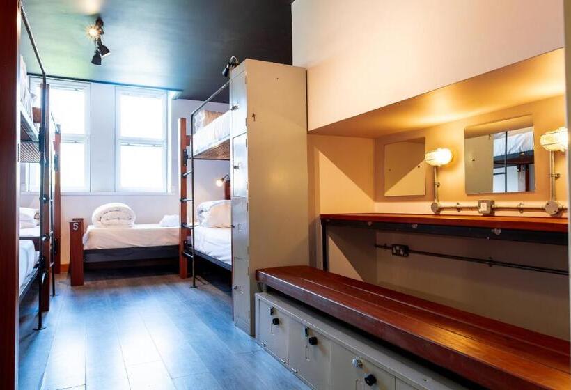 共用房间的床, The Nest Boutique Hostel