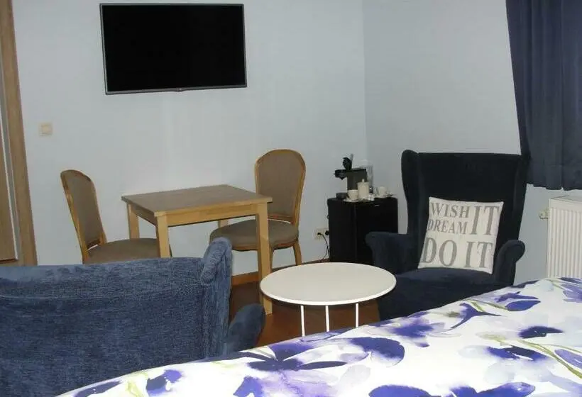 Superior Kolmen Hengen Huone, B&b Hedera