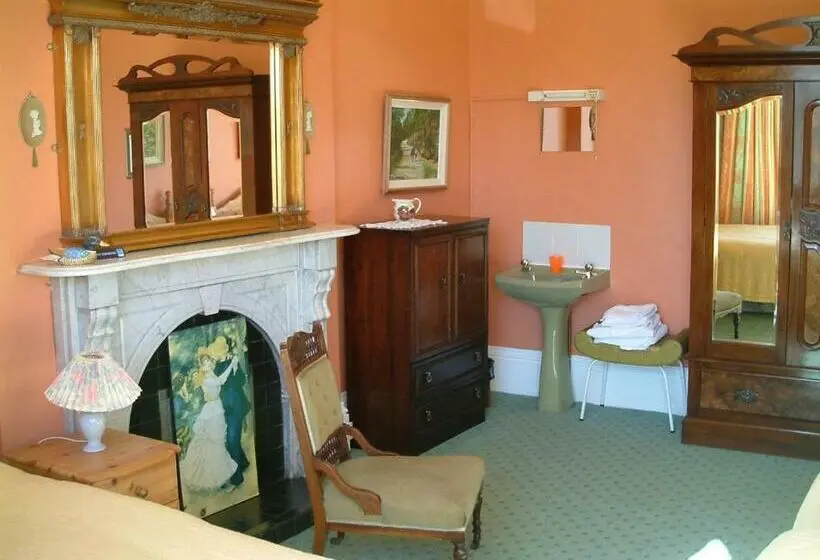 スタンダード４人部屋, Claremont House