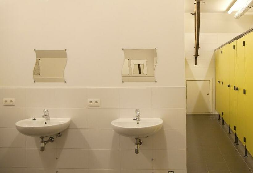 ルームシェアのワンベッド, Hostel Uppelink