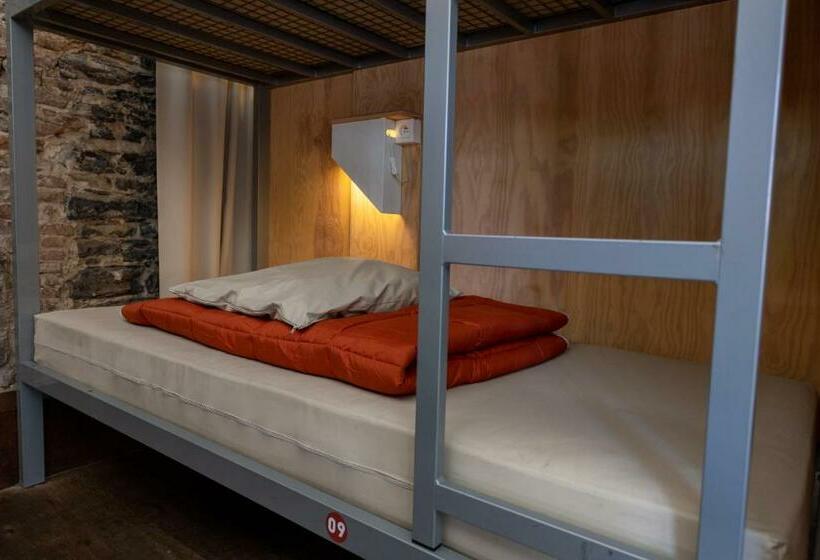 ルームシェアのワンベッド, Hostel Uppelink