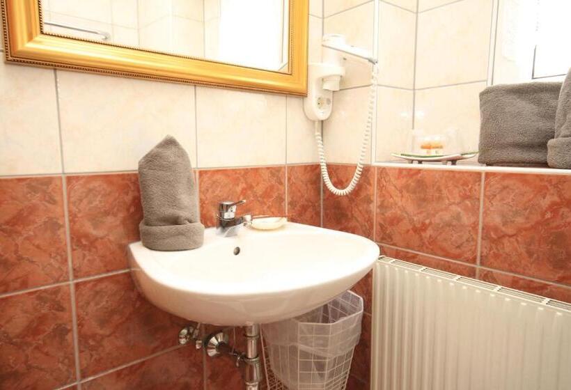 غرفة قياسية مزوَّدة بشُرفة, Kreutzer