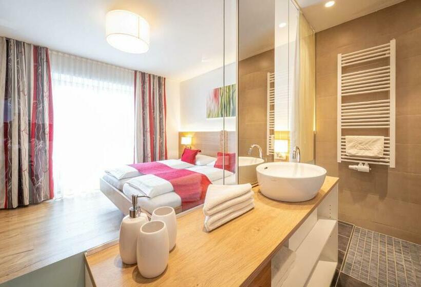 غرفة قياسية مطلة على الجبل, Loy