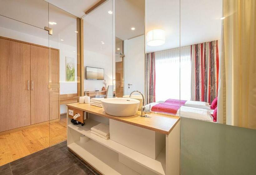 غرفة قياسية مطلة على الجبل, Loy