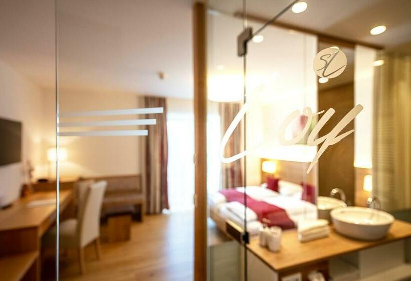 غرفة قياسية مطلة على الجبل, Loy