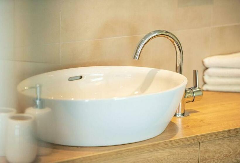 جناح ذو إطلالة, Loy