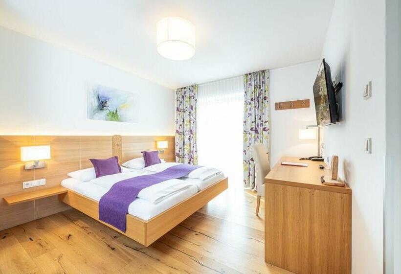 جناح ذو إطلالة, Loy