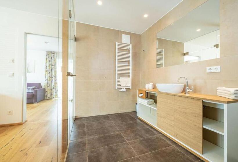 جناح ذو إطلالة, Loy