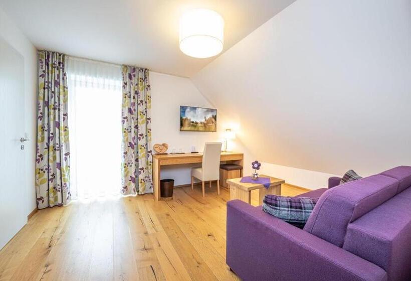 جناح ذو إطلالة, Loy