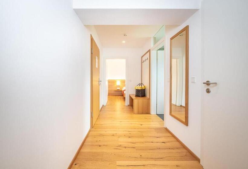 جناح ديلوكس, Loy