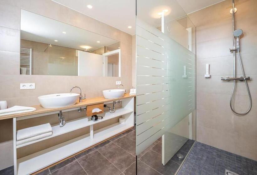 جناح ديلوكس, Loy