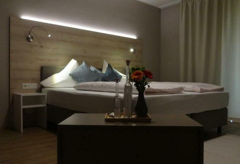 Classic room with balcony, Seegasthof Breineder   Familien & Seminar