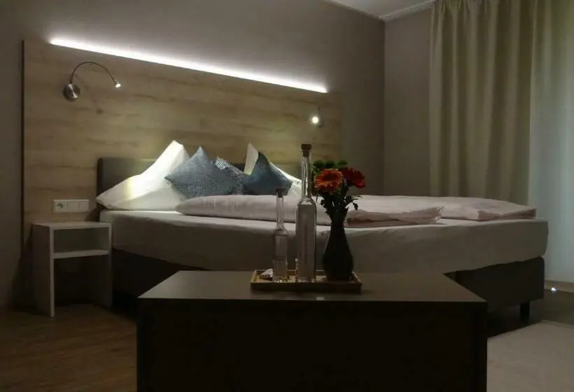 Classic room with balcony, Seegasthof Breineder   Familien & Seminar