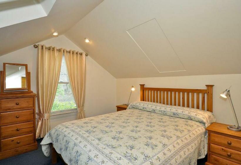 Standard Quadruple Room, Ash Grove House