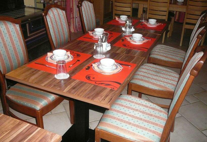 חדר סטנדרט לארבעה, Le Bernister Parking Privé