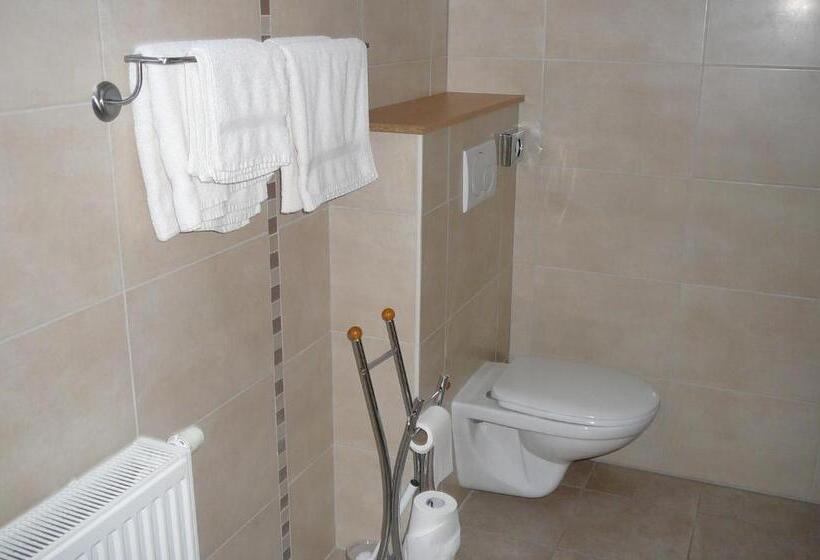 스탠다드 트리플 룸, Le Bernister Parking Privé