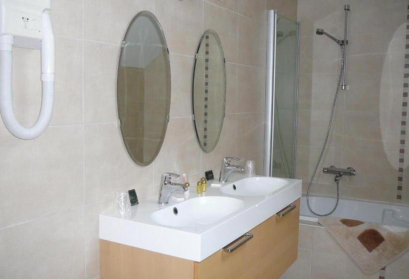 스탠다드 트리플 룸, Le Bernister Parking Privé