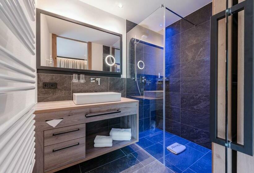 غرفة قياسية رباعية, Alpenhof