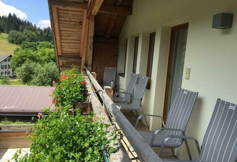 家庭间, Haus Tirol