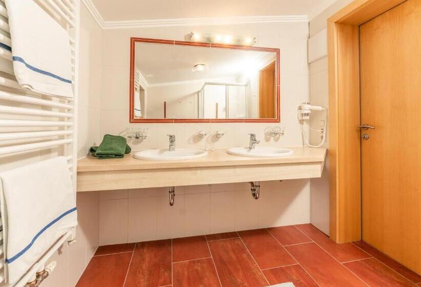 Apartament 3 Dormitoris, Starchlhof