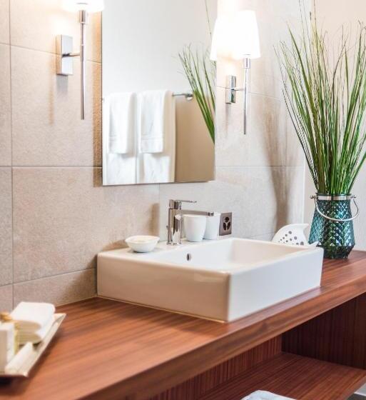 Suite with lake view, Deltapark Vitalresort