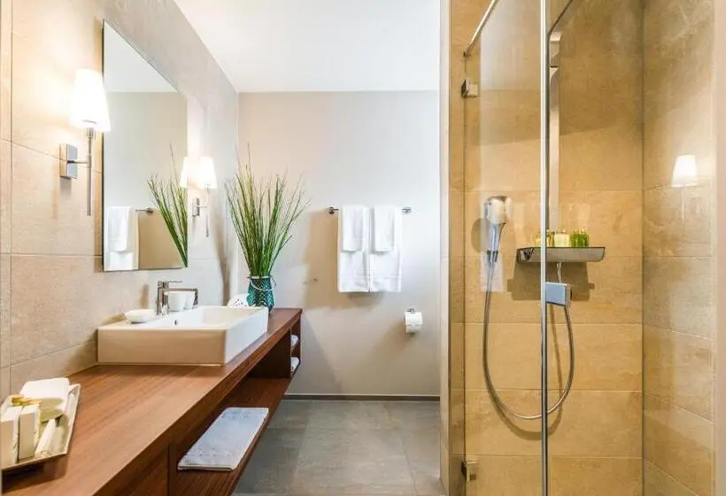 Suite with lake view, Deltapark Vitalresort