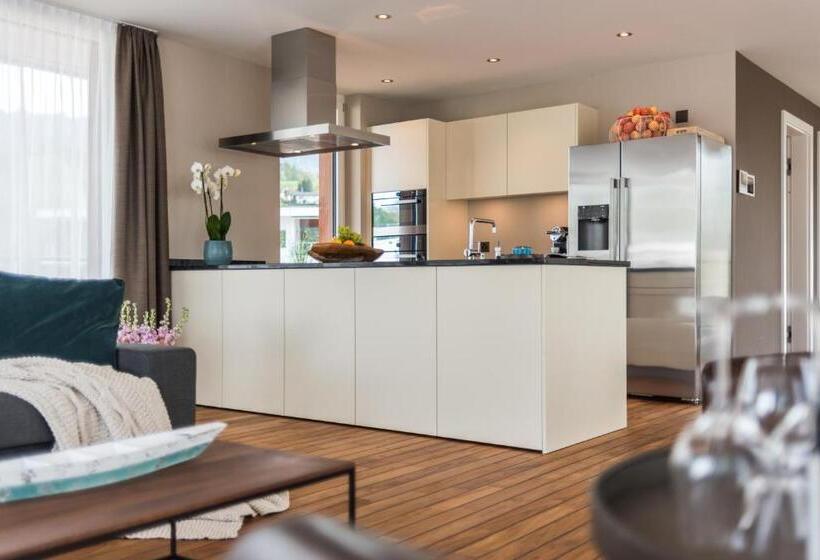 Suite with lake view, Deltapark Vitalresort