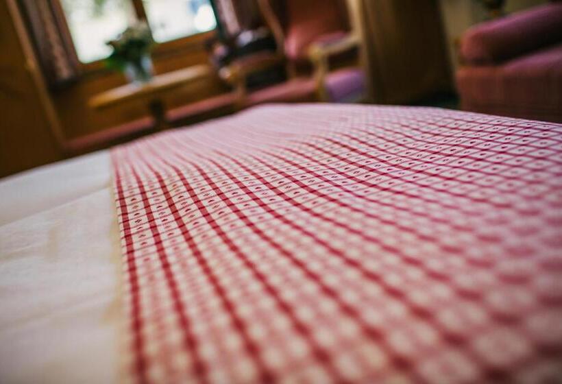 جناح, Dr Otto Murr B&b