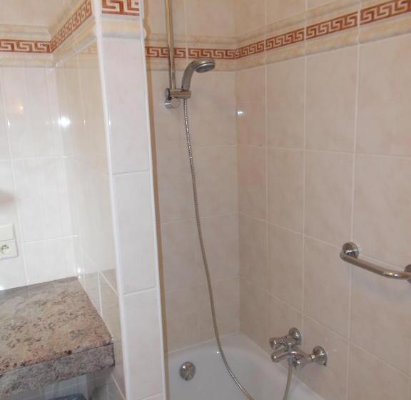 标准三人间, Manitoba