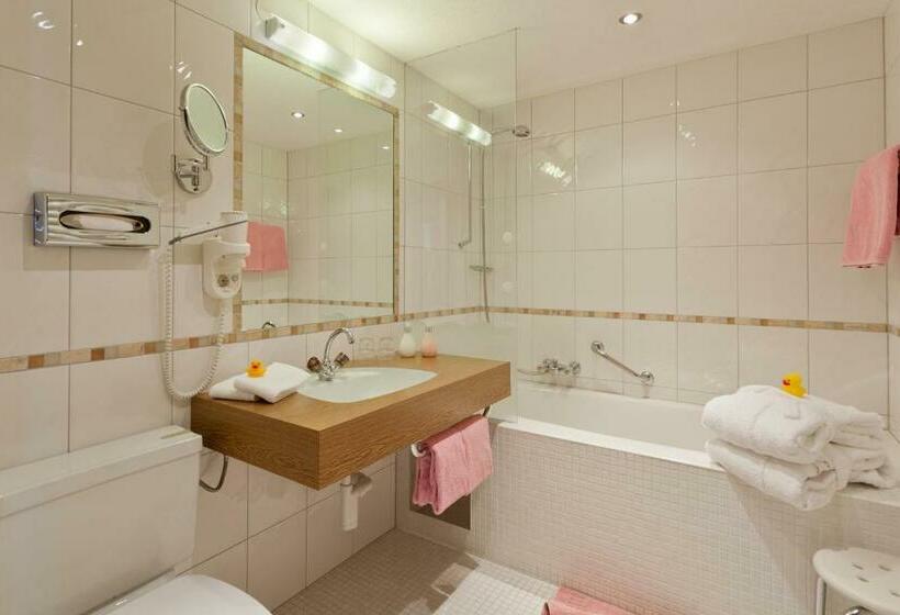 غرفة قياسية, Montfort