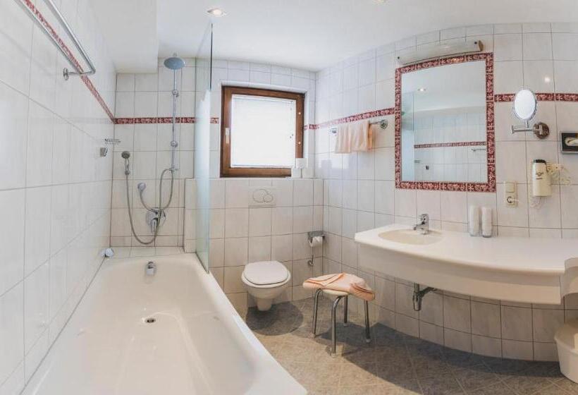 غرفة قياسية رباعية, Montfort