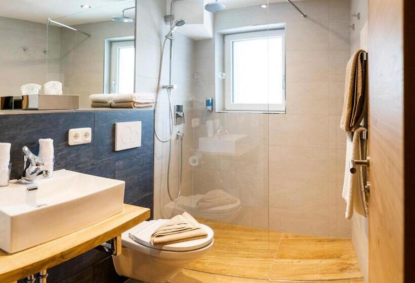 جناح مزوَّد بشرفة, Montfort