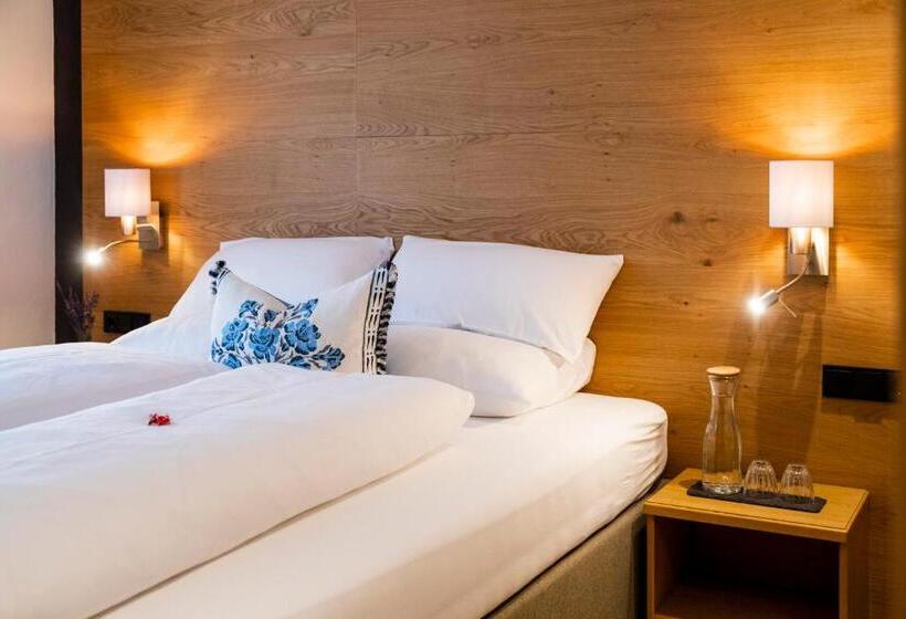 جناح مزوَّد بشرفة, Montfort