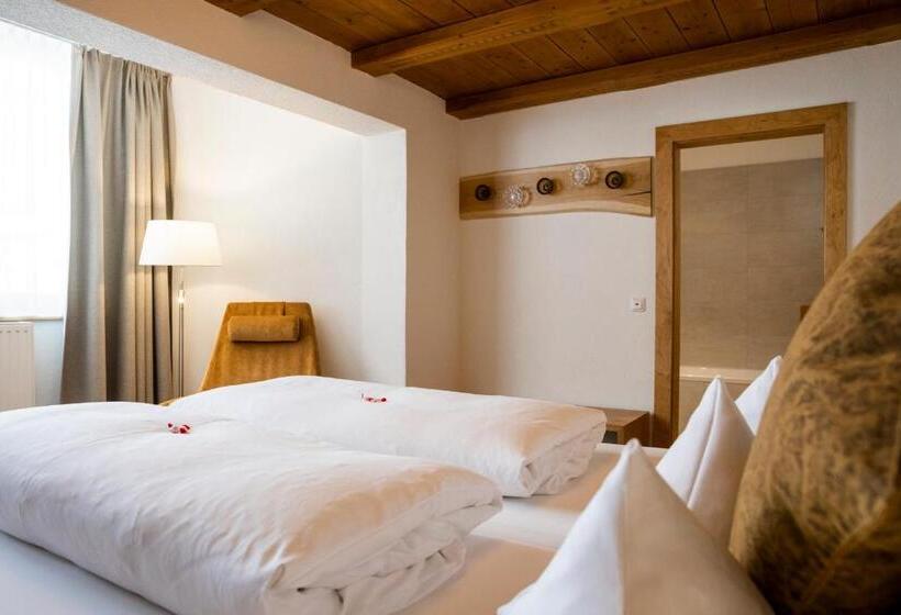 غرفة سوبيريور, Montfort