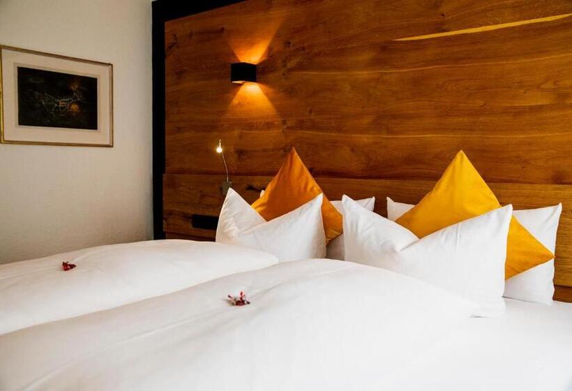 غرفة سوبيريور, Montfort