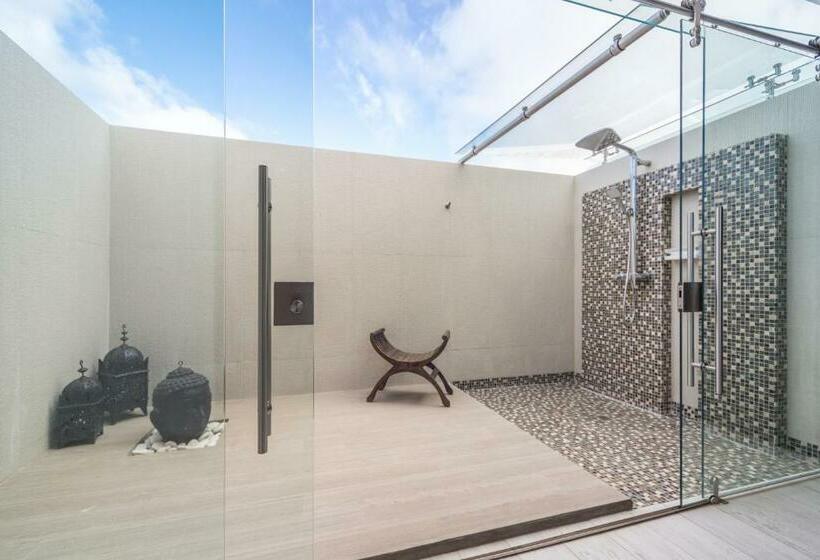 سوییت با چشمانداز استخر, Ocean Z Boutique