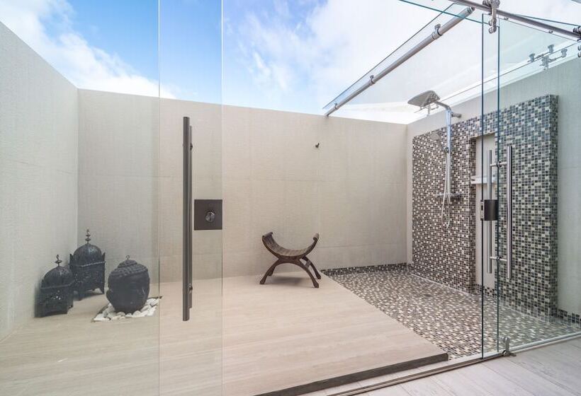 Suite Queen Bed, Ocean Z Boutique