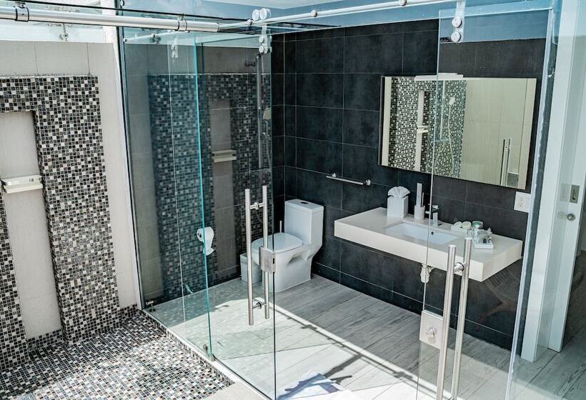 Suite Queen Bed, Ocean Z Boutique