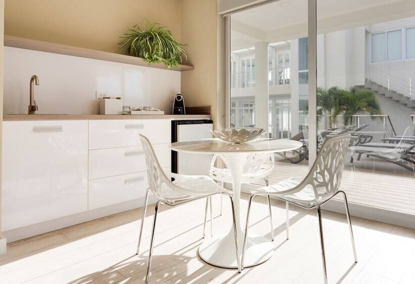 Suite Queen Bed, Ocean Z Boutique