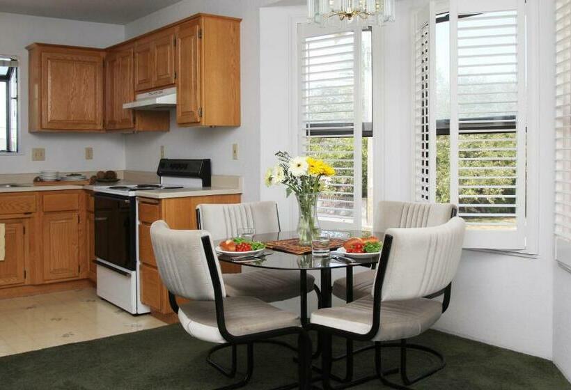 스위트, Redwood Suites