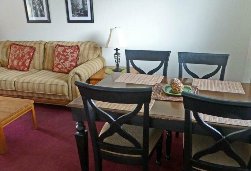 מיטת קינג בסוויטה, Redwood Suites