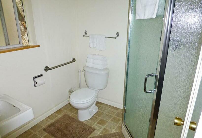 מיטת קינג בסוויטה, Redwood Suites