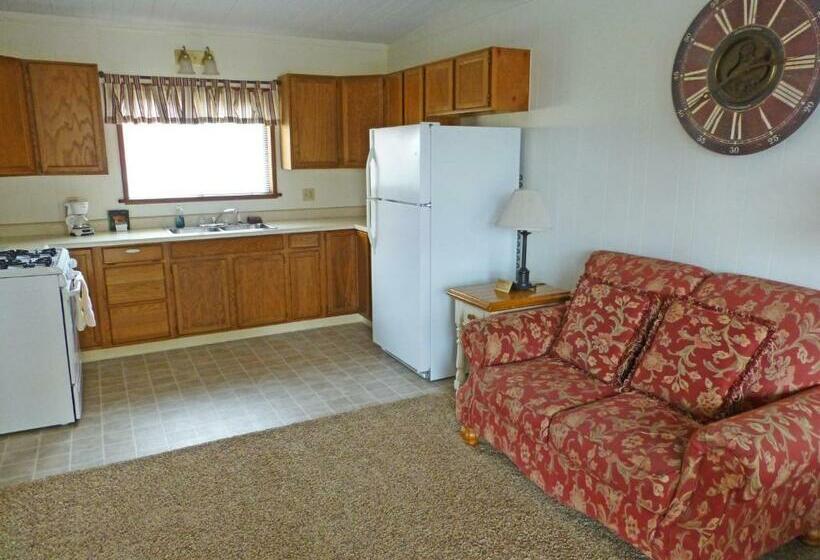 מיטת קינג בסוויטה, Redwood Suites