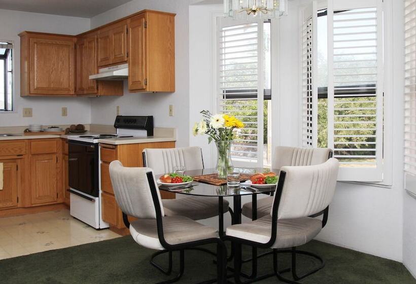 סוויטה, Redwood Suites