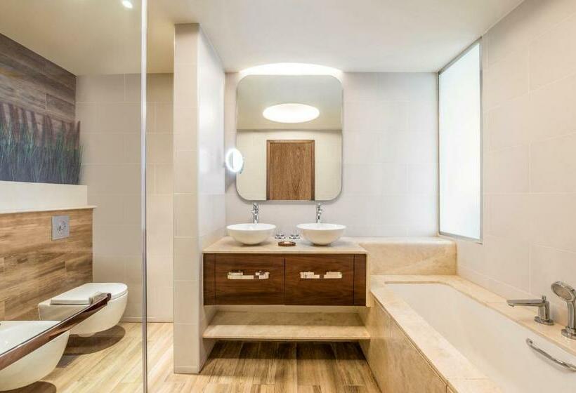 Club Room King Bed, The Retreat Palm Dubai Mgallery By Sofitel